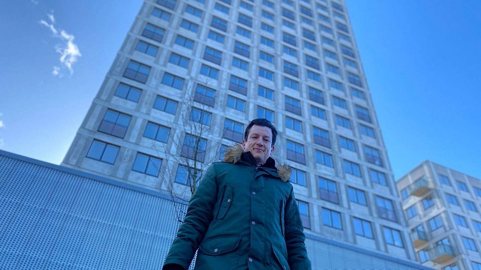 Akitektaktivisten Michael Diamant vid det höghus som ska vara Sveriges näst fulaste nybyggnad.
