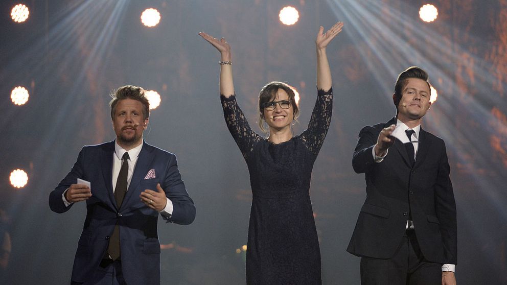 Filip Hammar, Petra Mede och Fredrik Wikingsson under insamlingsgalan Hela Sverige Skramlar i Globen.