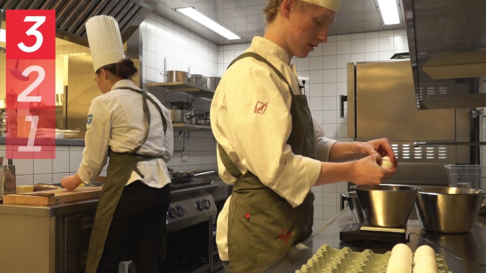 Zeke Westerlund och Tilda Svensson tog guld på gymnasie-SM. Står i köket och lagar mat.
