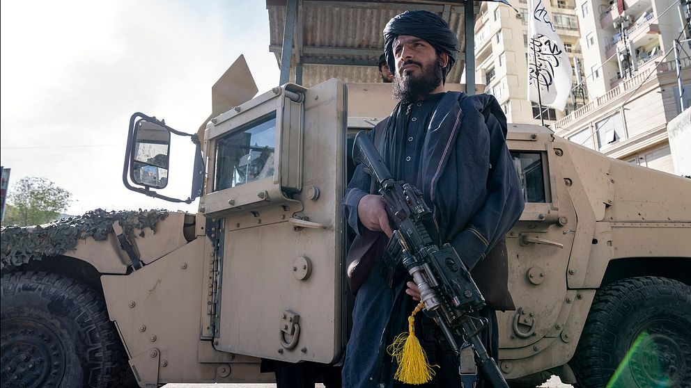 En taliban står vakt vid platsen där explosionen inträffade, i närheten av utrikesdepartementet i den afghanska huvudstaden Kabul.