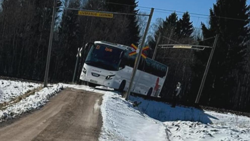 buss som står tvärs över järnväg