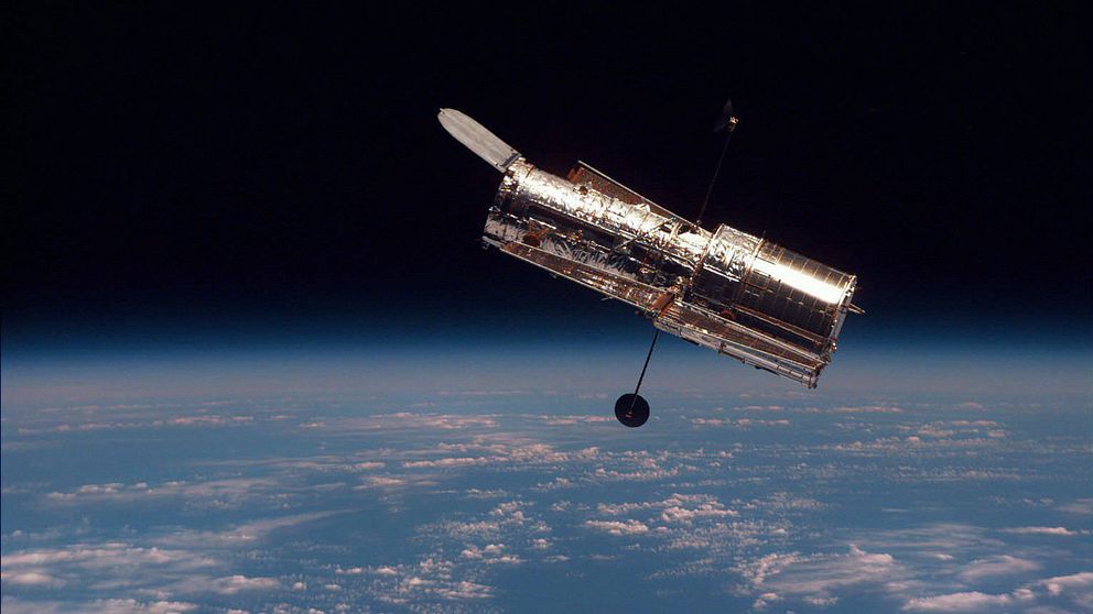 Arkivbild på rymdteleskopet Hubble med jorden som syns undertill.