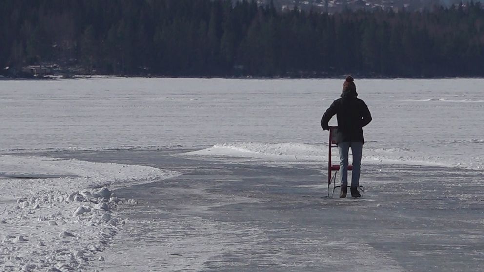 En man föll ner genom isen ute vid Långbryggan i centrala Rättvik på lördagen. Bilden är tagen vid ett annat tillfälle och har inget med den akutella händelsen att göra.