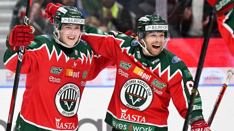 Filip Hasa och Ryan Lasch firar efter att Frölunda kvitterat till 1-1 i matchserien mot Växjö.