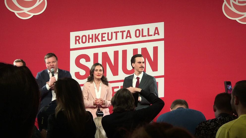 SDP:n puoluejohto vaalivalvojaisissa.