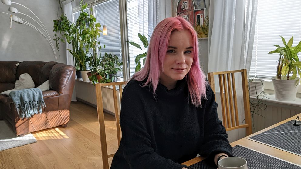 Sofia Krispinsson vid matbordet med en kaffekopp stående framför henne.