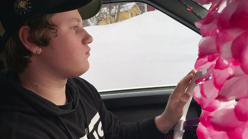 Albin Stormberg bakom ratten i sin epa.