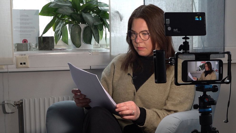 Katarina Strömfelt från kvinnojouren Ellinor i Linköping intervjuas av SVT