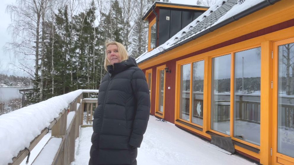 Maria Larsson, franchisetagare på Fastighetsbyrån Säffle står i en svart jacka på en balkong.