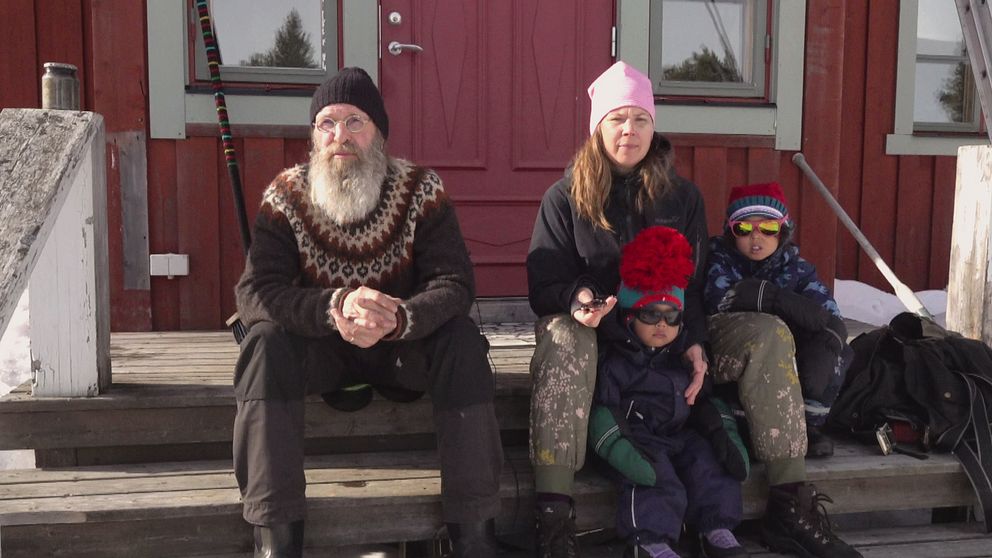 Vittangiborna Hanna Råman och Ulrik Lidström och två barn.