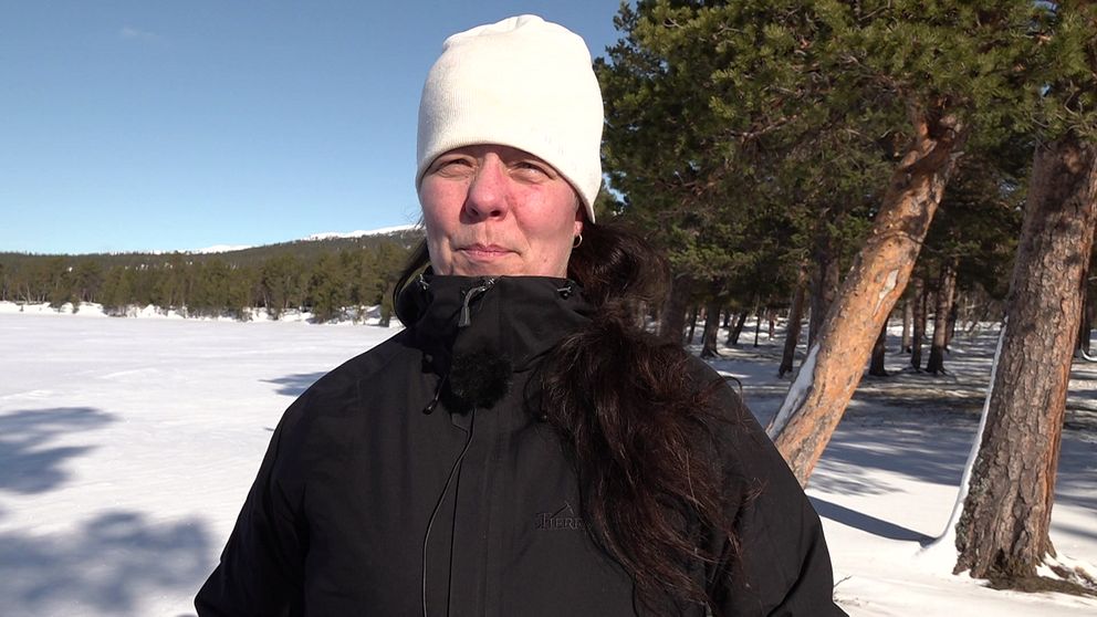 Naturskyddsföreningens Malin Sahlin har vit mössa och svart jacka. Hon står utomhus i ett snöigt landskap. Bakom henne finns skog.