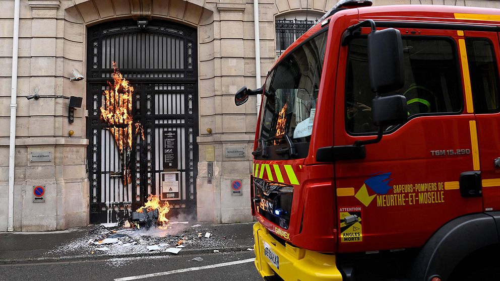 Porten till Frankrikes centralbank Banque de France sattes även den i brand på torsdagen.
