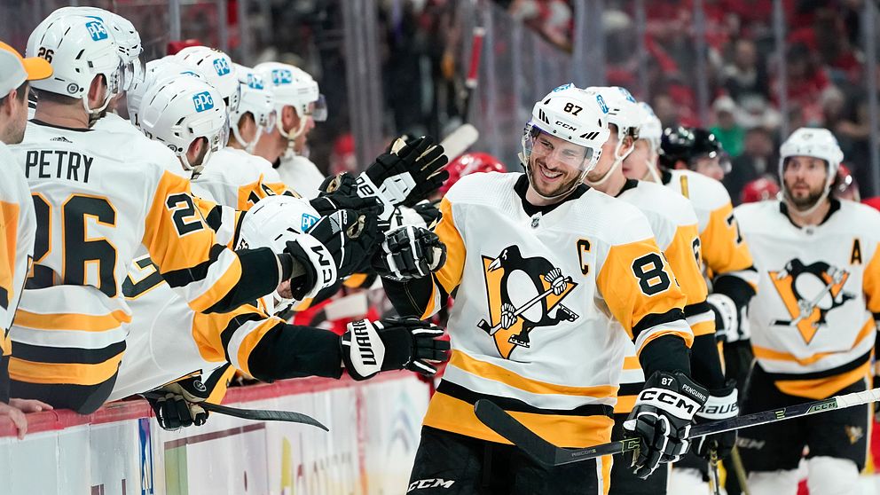 Sidney Crosby jublar efter att ha nått milstolpen 1500 poäng under sin NHL-karriär.