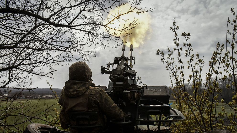 En ukrainsk soldat avfyrar ett vapen i närheten av Bakhmut i Donetskregionen.