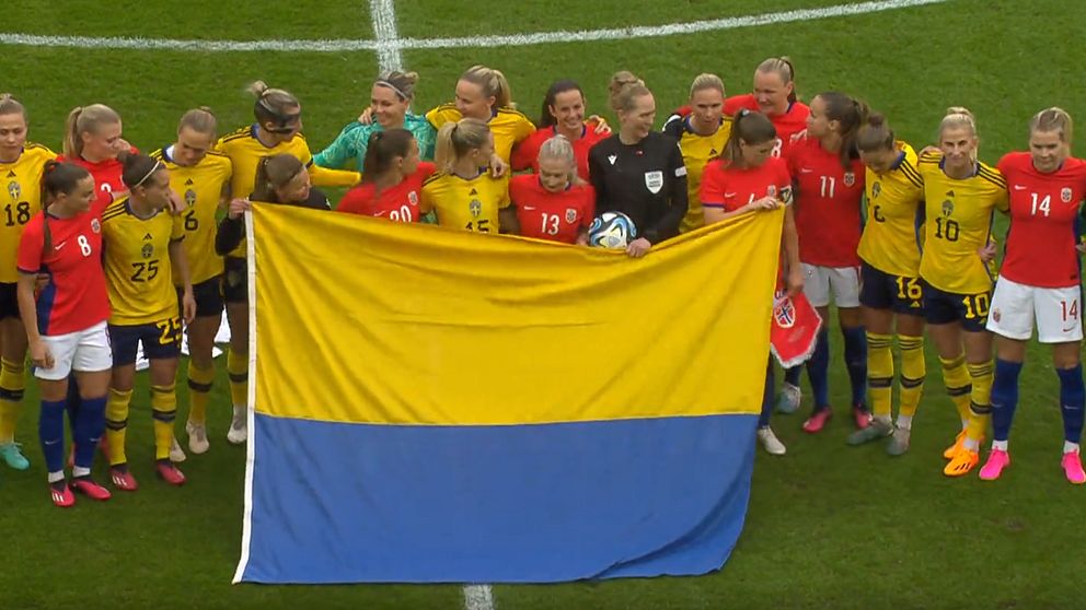 Spelarna i Sverige och Norge höll ukrainska flaggan upp och ner.