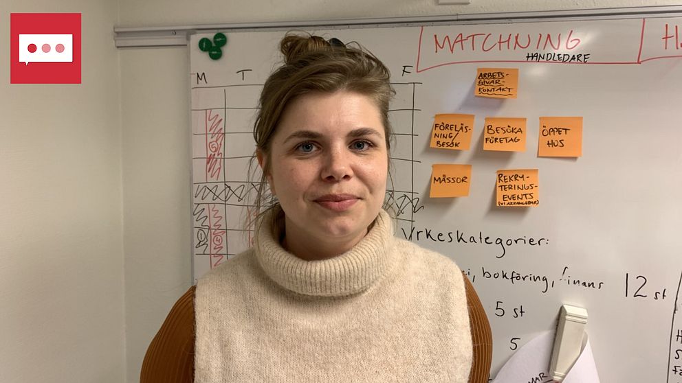 kvinna framför tavla med post-it-lappar som handlar om matchning, handledare, mässor, rekryteringsevent, öppet hus, besöka företag, arbetsgivarkontakt, föreläsning, besök