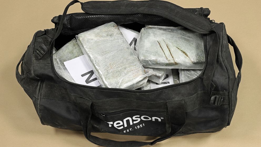 En öppen väska med flera portioner kokain.