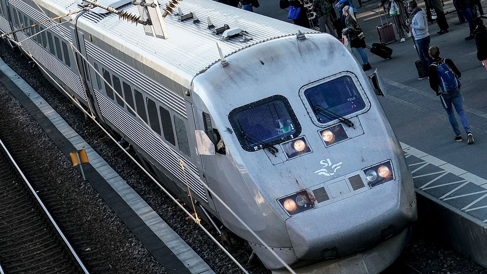 På bilden syns ett SJ-tåg som åker på tågräls.
