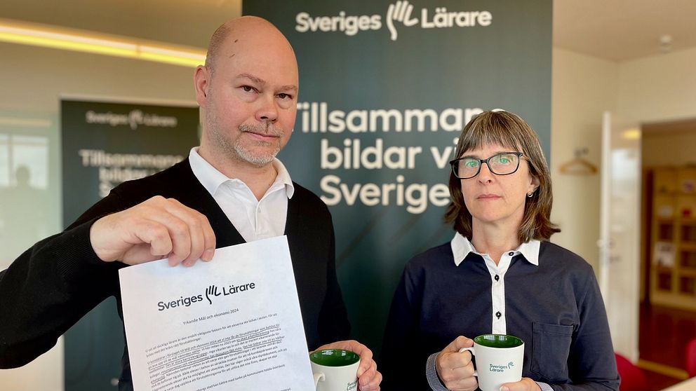 Petter Hedström och Helena Åhlin som båda är ordförande för Sveriges lärare i Helsingborg är visar upp ett yrkande där de argumenterar för att budgeten för skolan i Helsingborg är för stram.