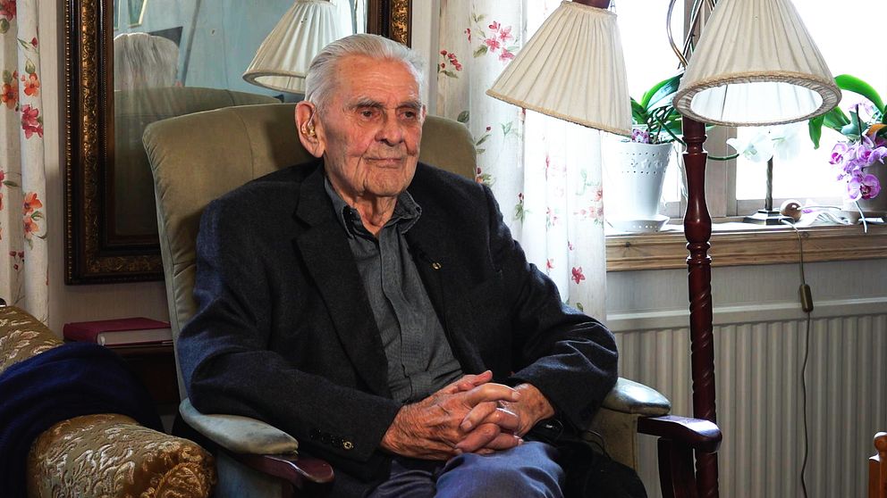 Karl-Johan Bårring, en 96-årig man, sitter i en fåtölj i sitt hem.