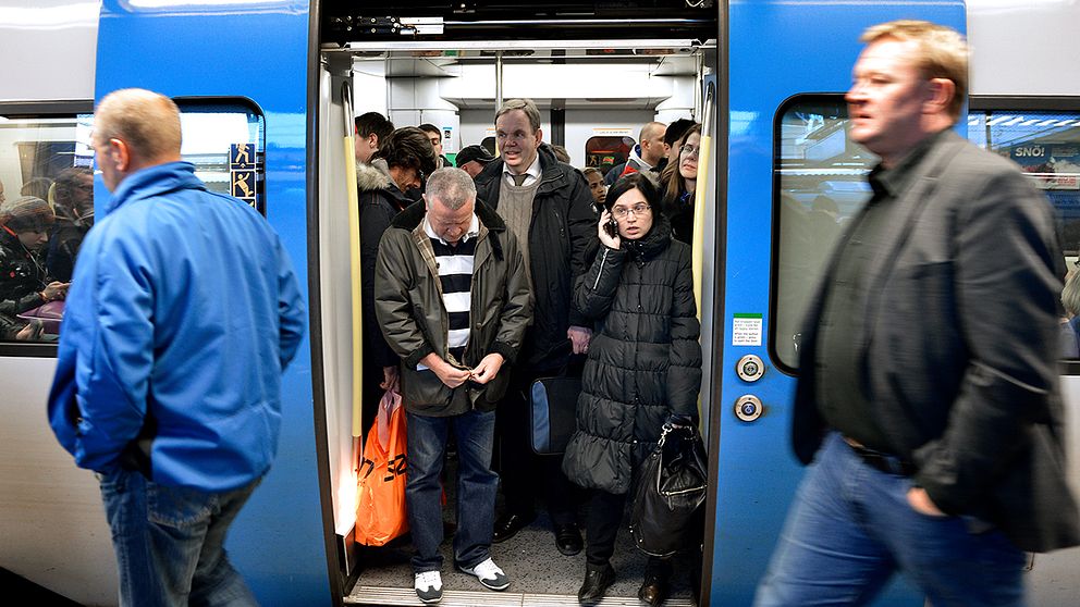 Lokförarnas strejk startar på måndag klockan 03 och planeras pågå i tre dagar. Arkivbild från tidigare köbildning vid centralstationen i Stockholm.