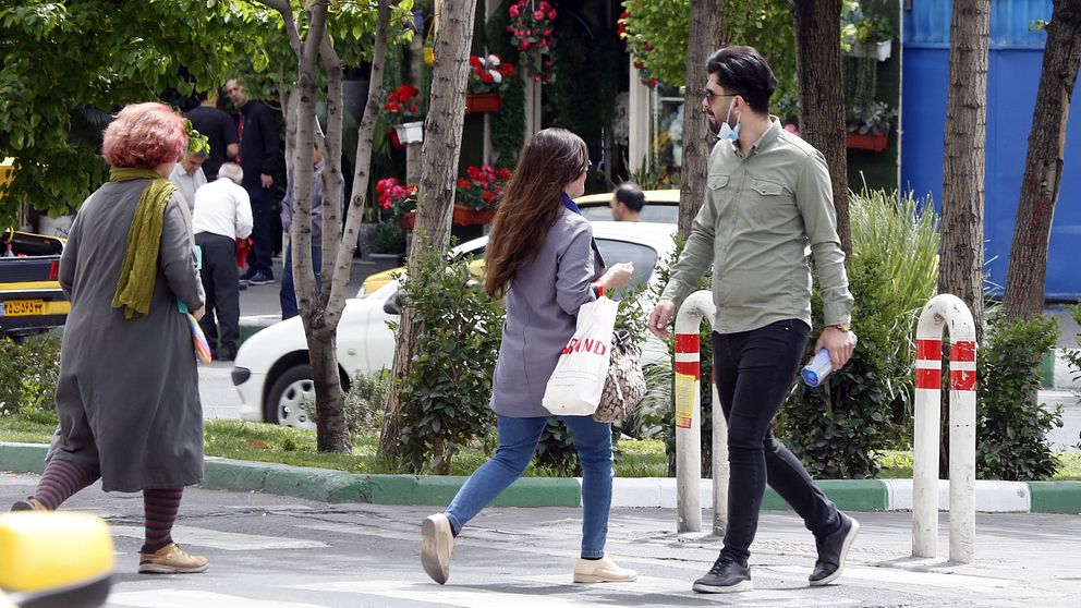 Kvinnor utan slöja går på gatan i Teheran