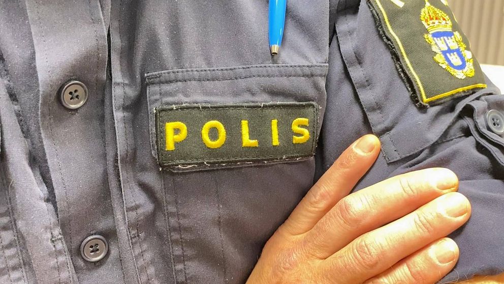 Polisskjorta med emblem.