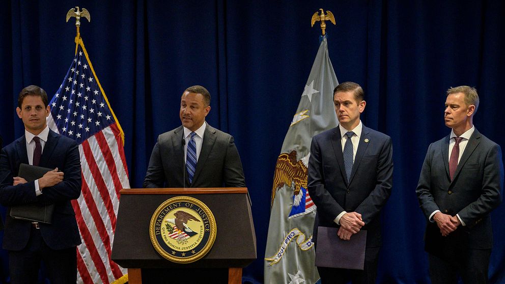 Amerikanska justitiedepartementet håller presskonferens tillsammans med talespersoner från FBI.