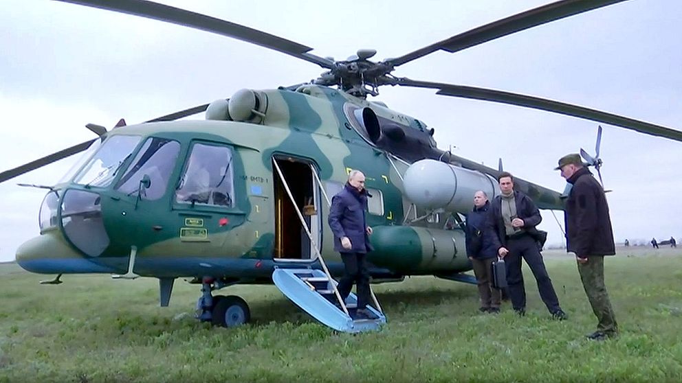 Ryska uppgifter: Putin i Ukraina. På bilden går han ut från en helikopter.