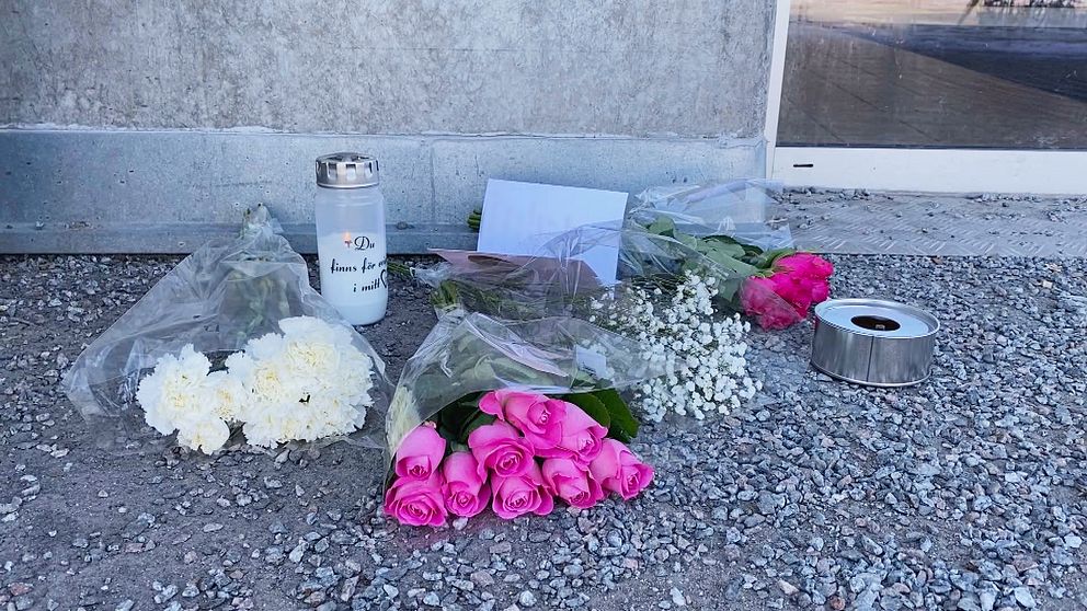 Blommor och ljus för den avlidne eleven på Örnäset i Luleå.