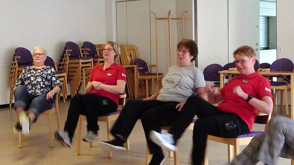 Bilden visar när fyra kvinnor boende i Sundsvallsområdet sitter på stolar och gör övningar i fallförbyggande syfte.