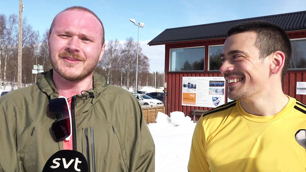 Adam och Stig, två unga män i 25-30-årsåldern står vid skidspåret på Nydala i Umeå.