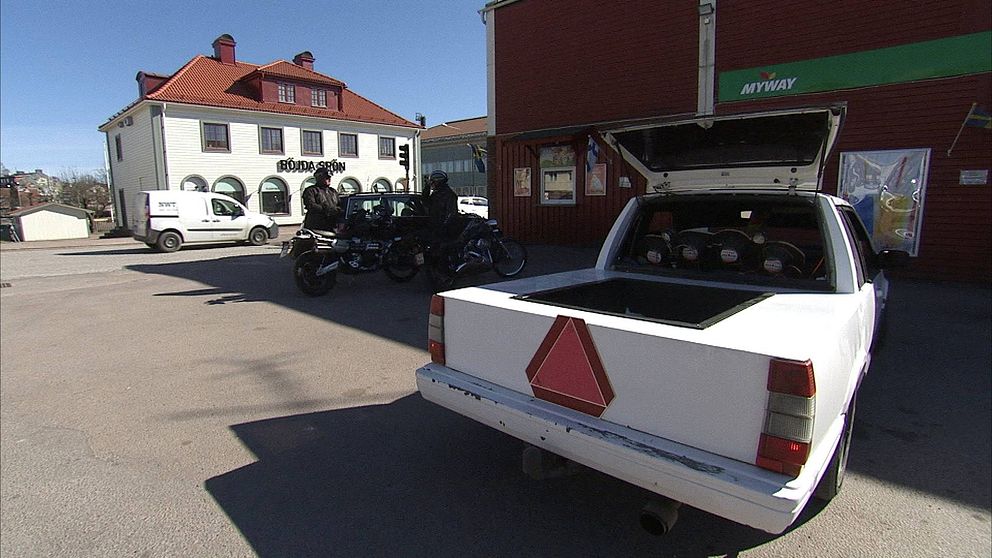 En A-traktor står parkerad utanför en närbutik i centrala Sunne.