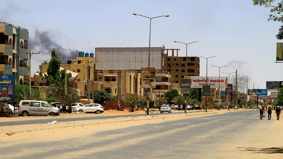 Svenskar som befinner sig i Sudan uppmanas lämna landet. Bild från 19 april från huvudstaden i Sudan där rök syns stiga vid hustaken.