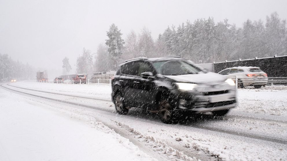 Det kan blir trafikproblem längs vägarna till följd av att det väntas mellan 5-10 centimeter nysnö i bland annat norra Dalarna. SMHI har därför utfärdet en gul vädervarning under måndagen och tisdagen.