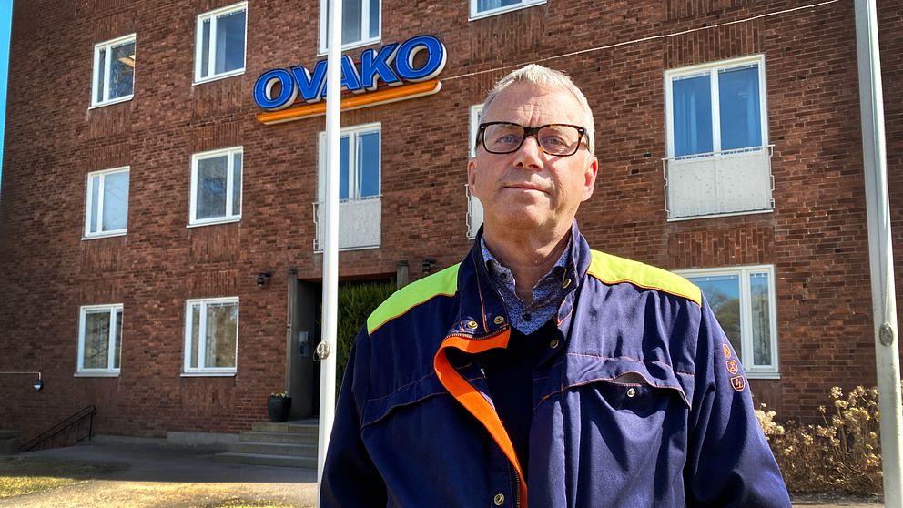 Ovakos miljö- och projektchef Torbjörn Sörhuus står i solen utanför Ovakos kontor i Smedjebacken och tittar in i kameran.