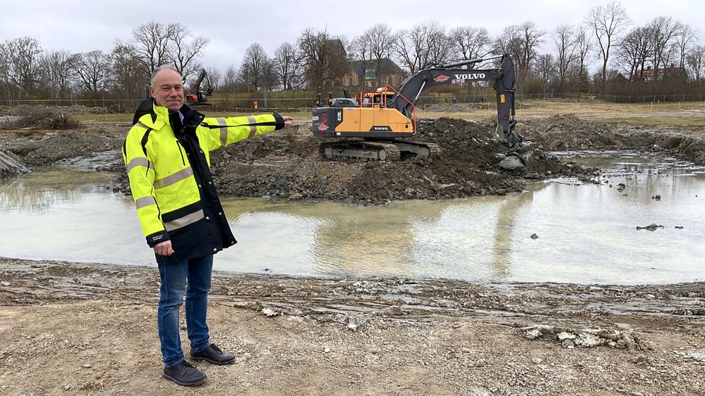 Bild på när en grävmaskin håller på att gräva en av dammarna som ska göra Vallentunasjön renare.