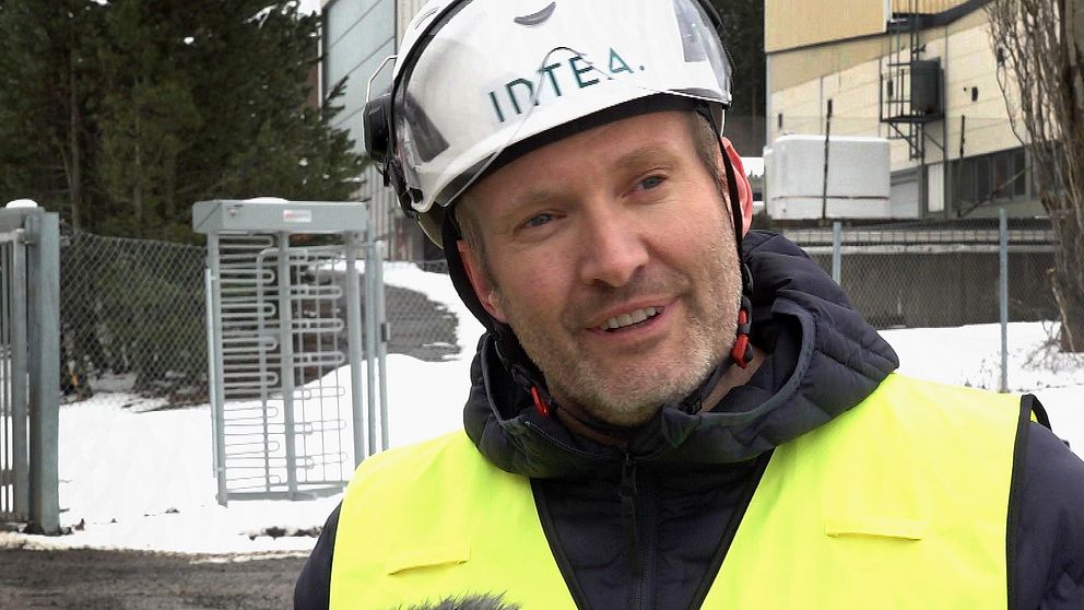 I bilden syns Jerker Häggström, vd Intea. Han står utomhus och har en reflexväst och en hjälp på sig. Han tittar inte in i kameran utan vid sidan av.