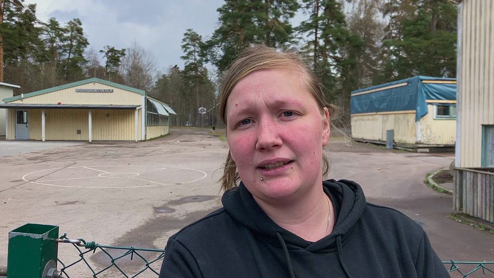 En kvinna står ute på en skolgård i Rydöbruk.