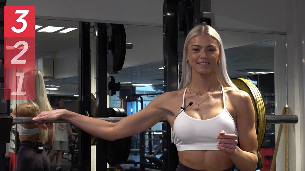 Linn von Bahr, en vältränad ung kvinna, står på gymmet framför en spegel.