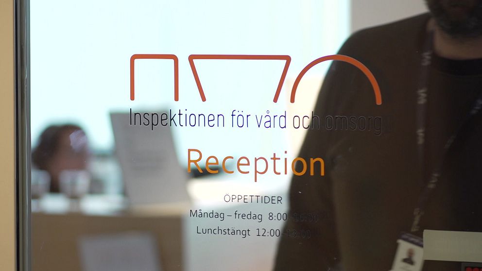 På bilden syns loggan för Inspektionen för vård och omsorg. Dit anmäls en förlossning som fick fortgå trots komplikationer, vilket ledde till att barnet dog.