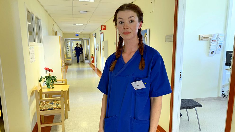 Tandsköterskestudenten Linda Menander står i en korridor på Folktandvården i Säter