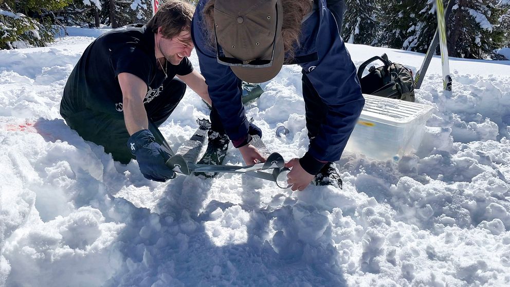 Ett par skidor binds ihop till en bår med hjälp av silvertejp – i scenariot har läkarna lyckats tagit sig in skidpatrullen förråd.