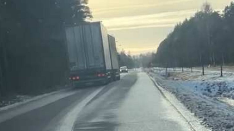 Lastbilen som bara är några meter ifrån att frontalkrocka med personbilen.