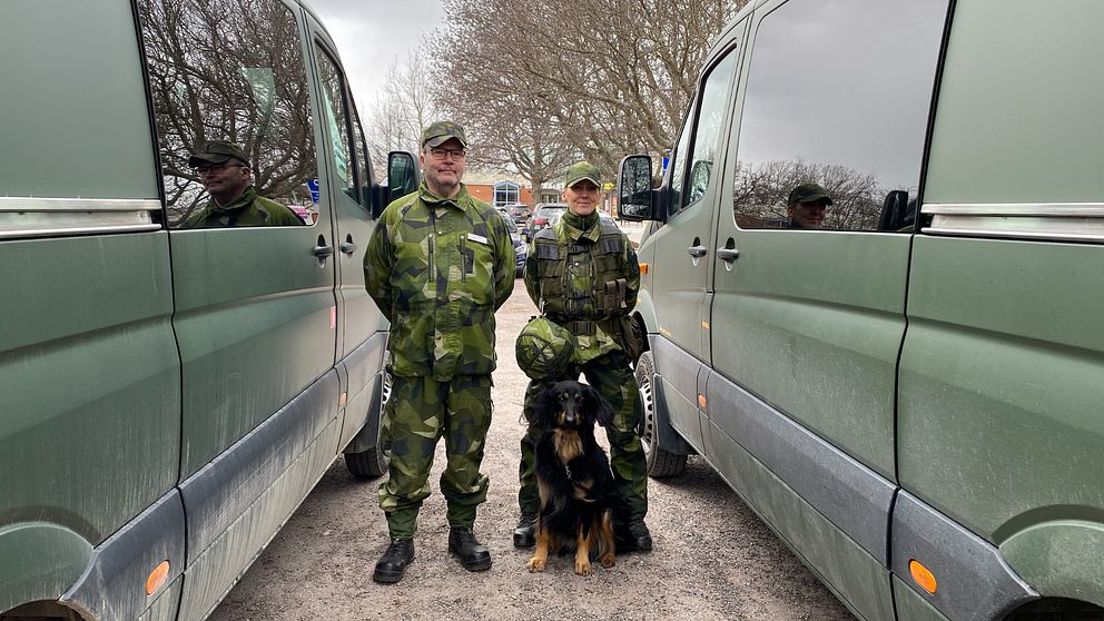 försvarsmakten två st och en försvarshund, vid två av deras fordon i Borlänge