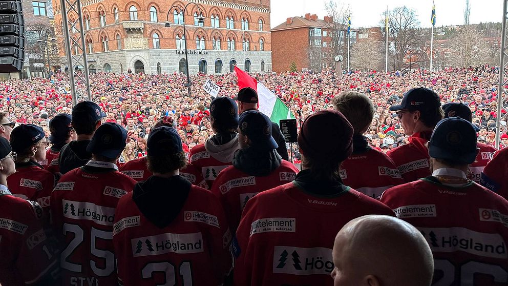 Spelare och supportrar firar Modos SHL-avancemang på torget i Örnsköldsvik.