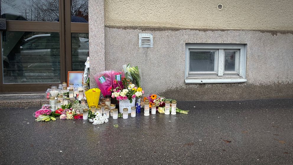 Blommor utanför den lägenhet i Örebro där en gravid kvinna dödades.