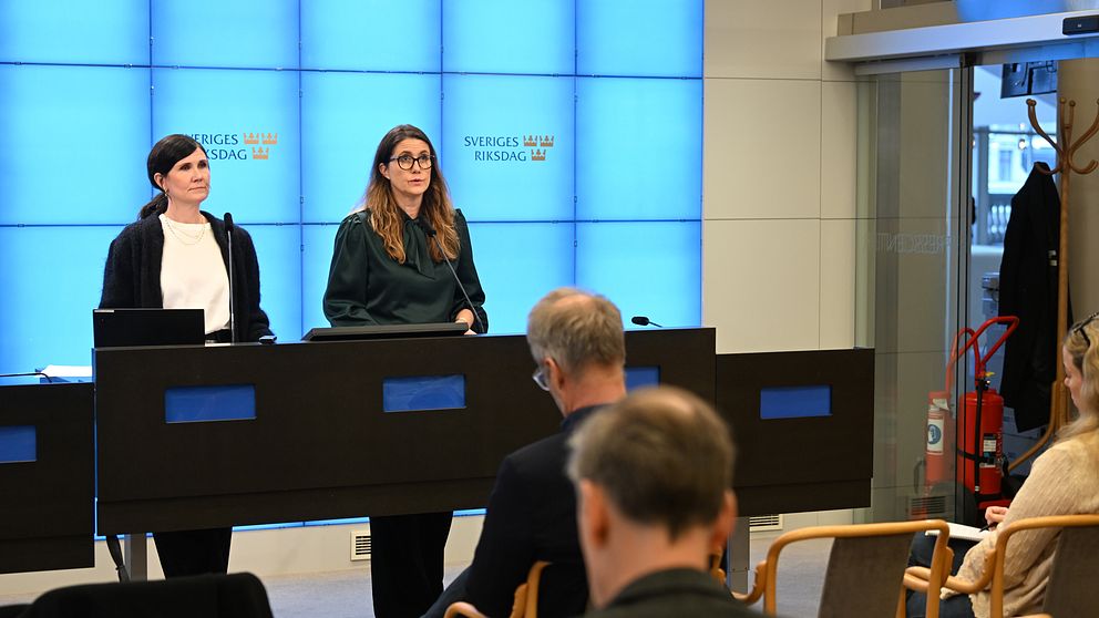 Märta Stenev och Janine Alm Ericson håller pressträff