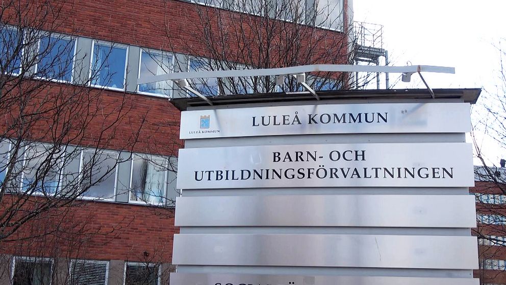 Luleå kommuns skylt med barn- och ungdomsförvaltningen. Med kommunhuset i bakgrunden.