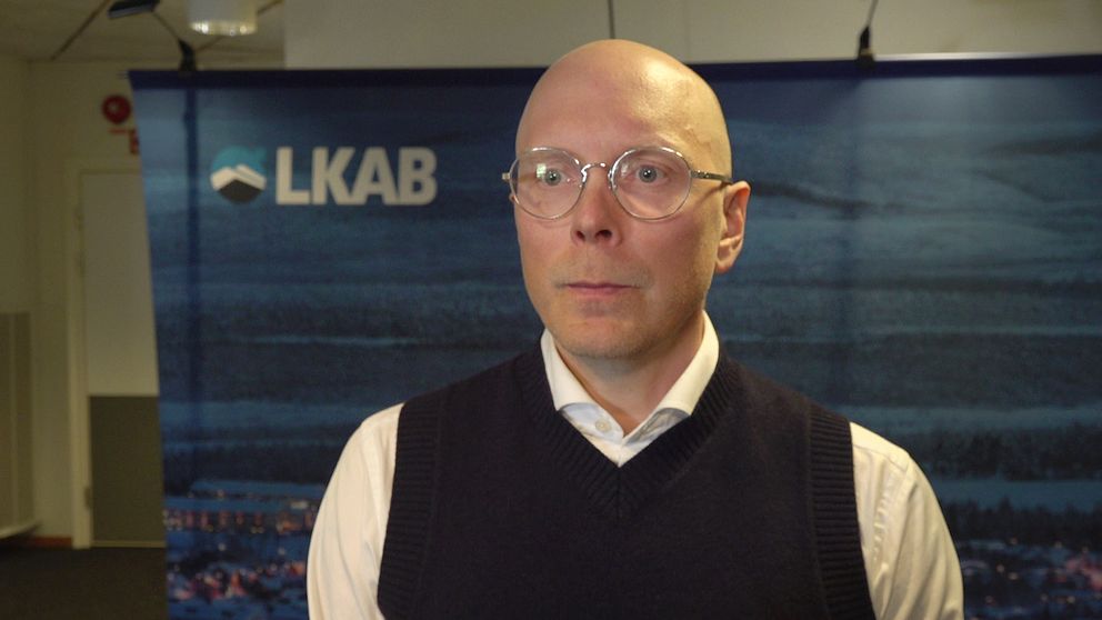 Linus Niva, avdelningschef för LKAB:s samhällsomvandling, står framför en blå vägg.